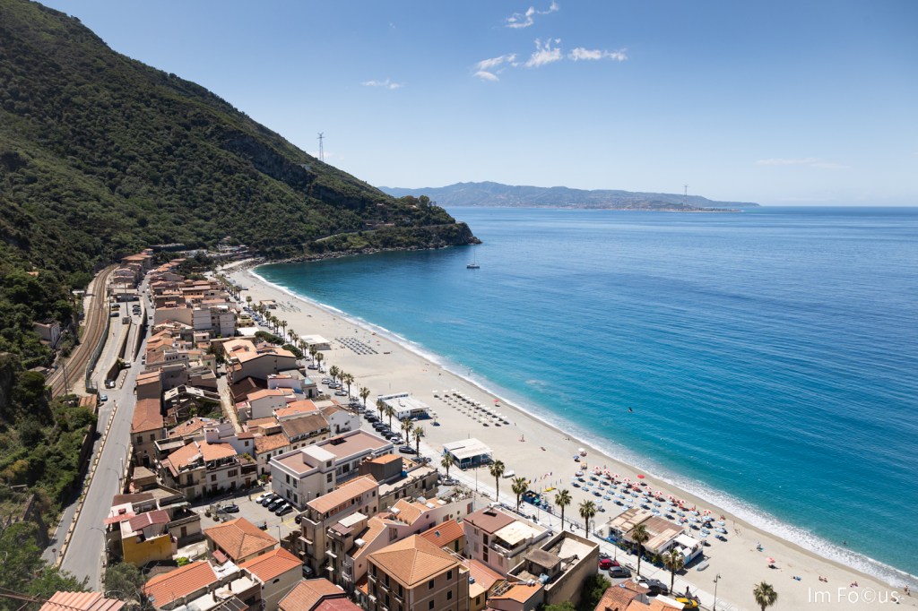 Blick auf die Straße von Messina mit den "Piloni"